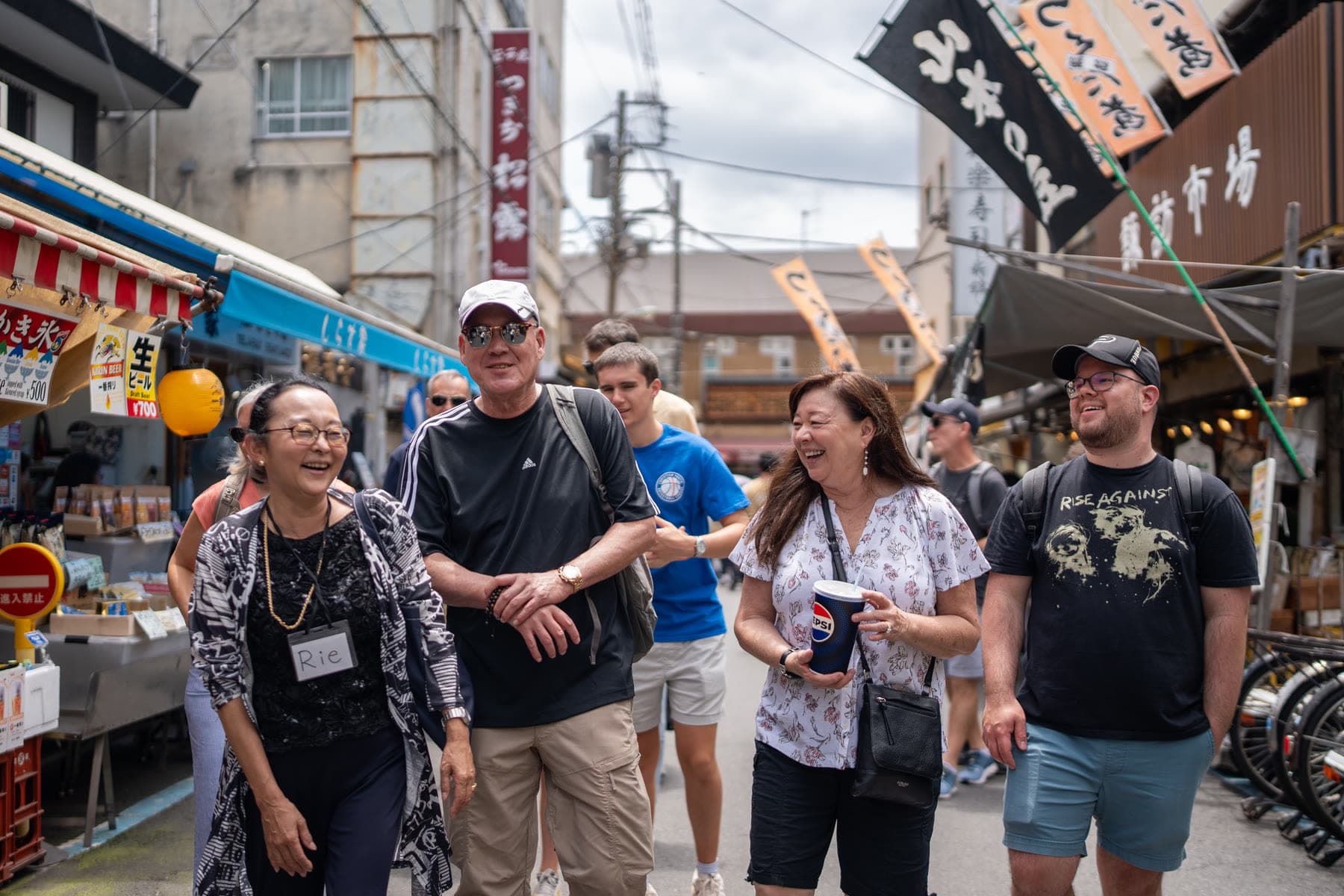 歴史ある東京の名所へゲストを案内するガイド