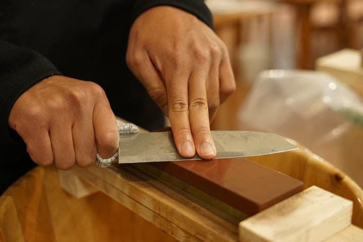 日本の砥石で研ぐ様子