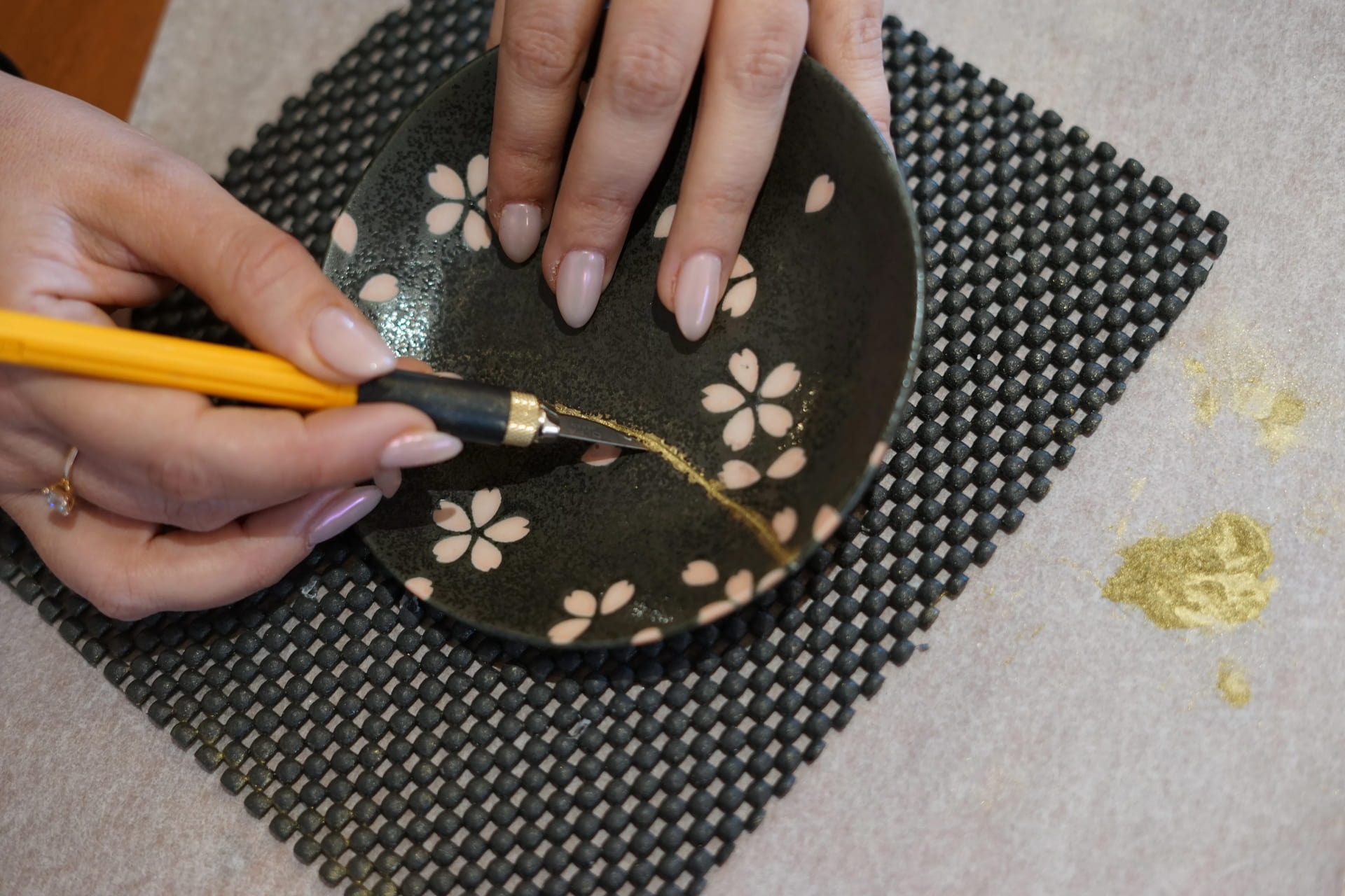 Applying gold along the kintsugi seams